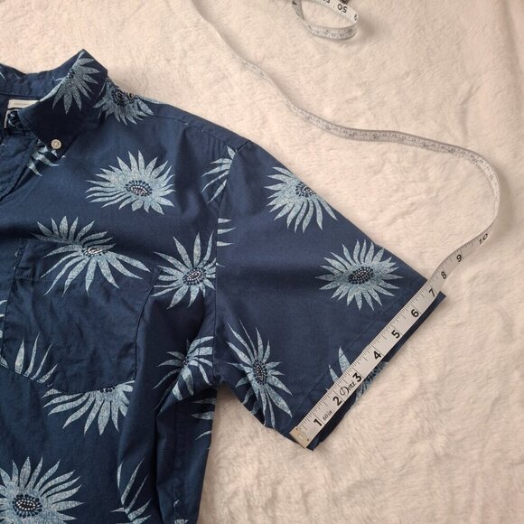 Old Navy Mens Floral Hawaiian Shirt Sz M Button Down Slim Fit Cotton Tropical - Picture 15 of 16